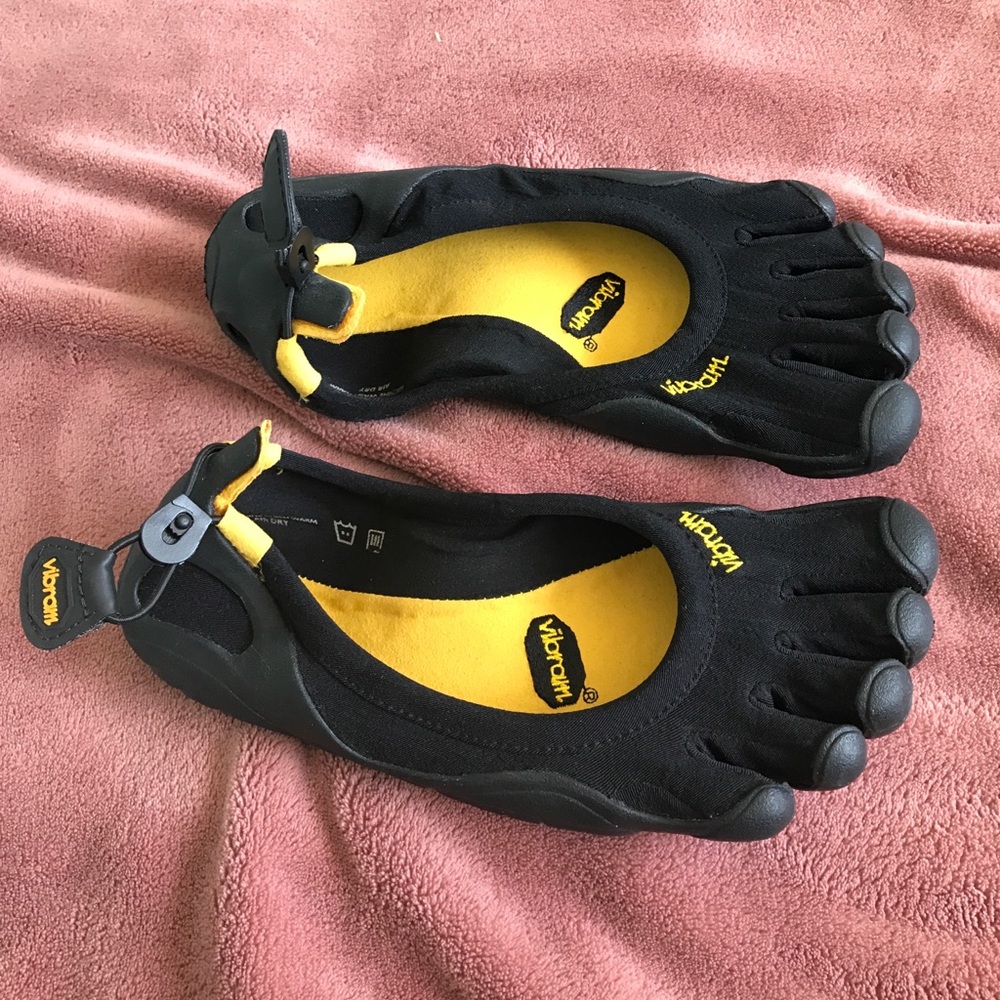 Vibram five finger shoes size 39, slip on